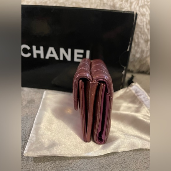 ❤️SOLD❤️🦄✨Auth CHANEL Iridescent Lambskin Small Quilted Flap Wallet in Purple - Picture 4 of 13